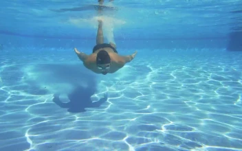 Free Video Stock swimming underwater in a pool