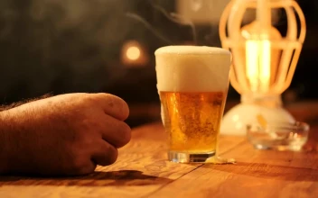 Free Video Stock taking a glass of beer from a bar