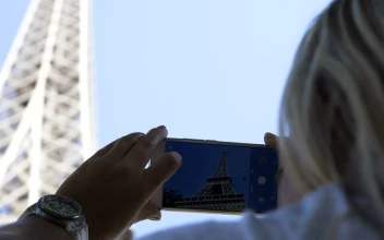 Free Video Stock taking a picture of the eiffel tower with phone