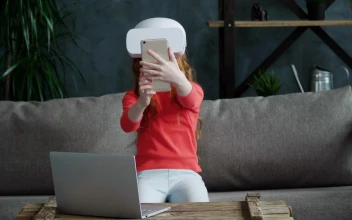 Free Video Stock taking a selfie while using vr