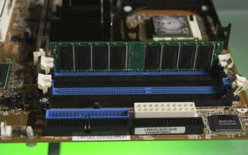 Free Video Stock taking out a stick of ram