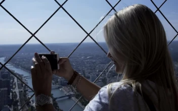Free Video Stock taking photos at the top of the eiffel tower