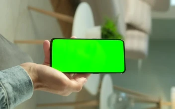 Free Video Stock tapping a smartphone screen