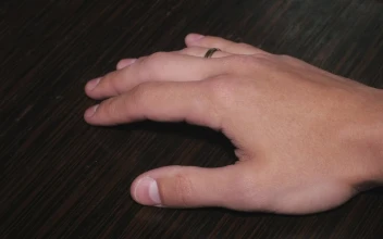 Free Video Stock tapping on a table