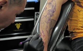 Free Video Stock tattoo artist drawing on the skin