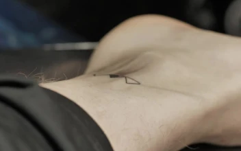 Free Video Stock tattoo artist making a minimalist tattoo