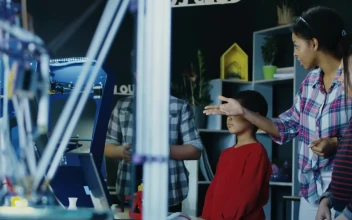 Free Video Stock teacher explaining  d printing kids