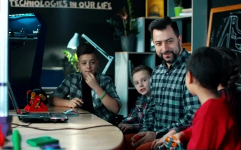 Free Video Stock teacher explaining to kids  d technology
