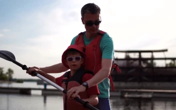 Free Video Stock teaching how to row in a kayak