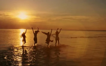 Free Video Stock teenager friends running in the seashore at sunset