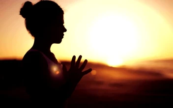 Free Video Stock the silhouette of a woman at sunrise