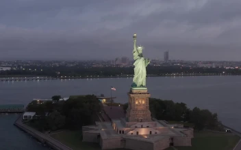 Free Video Stock the statue of liberty during dusk