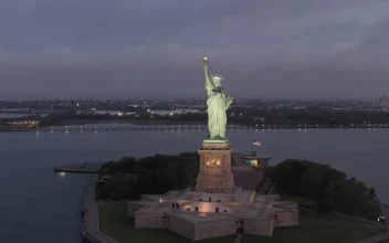 Free Video Stock the statue of liberty seen from the front