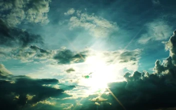 Free Video Stock the sun behind the black clouds