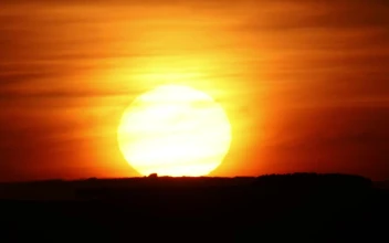 Free Video Stock the sun hiding on the horizon during sunset