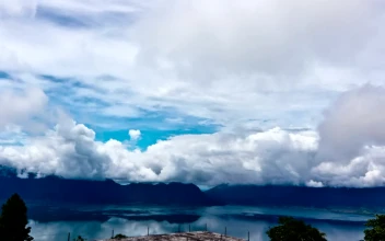 Free Video Stock thick clouds above a still lake