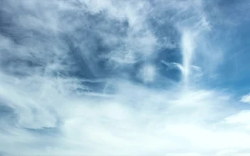 Free Video Stock thin clouds on a hot day