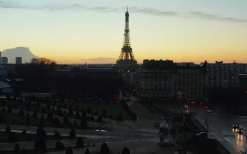 Free Video Stock tilt aerial shot of the eiffel tower at dawn