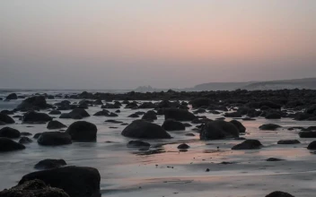 Free Video Stock timelapse of waves between rocks