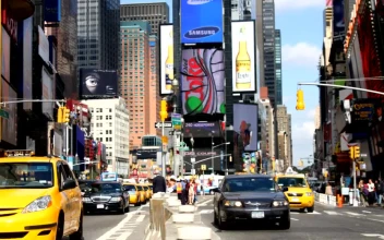 Free Video Stock times square during a sunny day