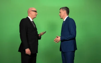 Free Video Stock to businessman having a conversation