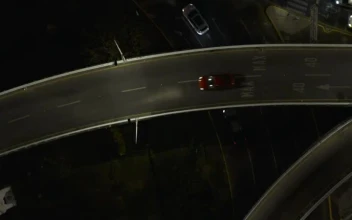 Free Video Stock top aerial spinning shot del tráfico nocturno