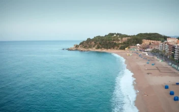 Free Video Stock tourist beach by apartment buildings
