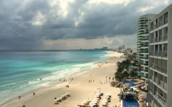 Free Video Stock tourist beach in front of the hotel zone