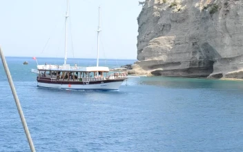 Free Video Stock tourist boat entering a bay