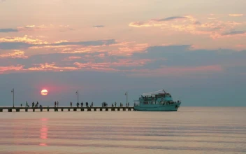 Free Video Stock tourist boat leaving a pier