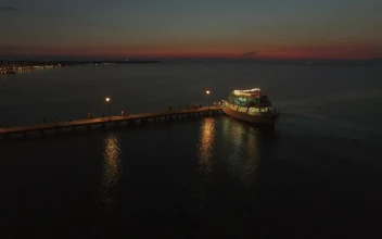 Free Video Stock tourist boat leaving in the evening