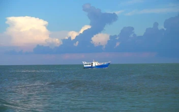 Free Video Stock tourist boat off the coast