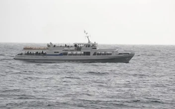 Free Video Stock tourist boat on a rainy day