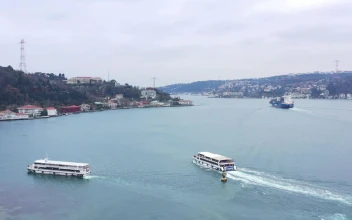 Free Video Stock tourist boats heading towards land