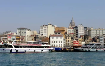 Free Video Stock tourist ferries arriving at the port