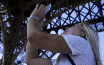 Free Video Stock tourist making a panorama below the eiffel tower