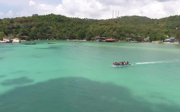 Free Video Stock tourist on a trip through the turquoise sea