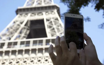 Free Video Stock tourist taking picture of the eiffel tower