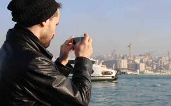 Free Video Stock tourist taking photos to a passenger boat