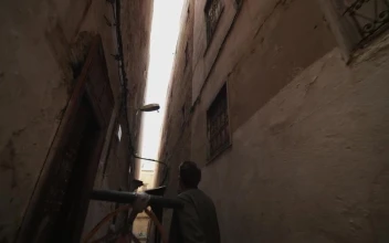 Free Video Stock tourist walking through the corridors in morocco
