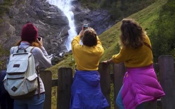 Free Video Stock tourists taking photos to a waterfall