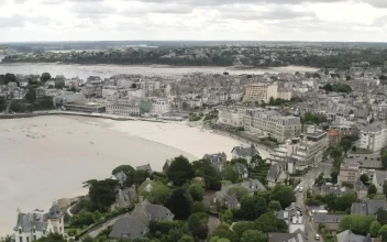 Free Video Stock town beach during low tide