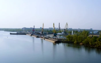 Free Video Stock trading port with cranes by the river