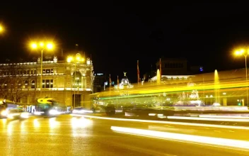 Free Video Stock traffic around cibeles fountain