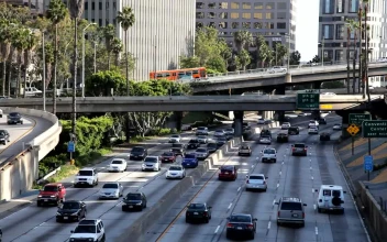 Free Video Stock traffic in a citys avenues and bridges