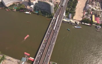 Free Video Stock traffic on a bridge over the river