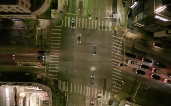 Free Video Stock traffic on an avenue top zoom out aerial shot