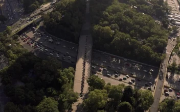 Free Video Stock traffic on busy city road
