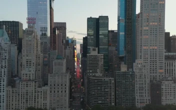 Free Video Stock traffic on th avenue in times square