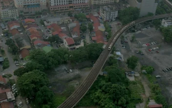 Free Video Stock train heading above a poor residential area